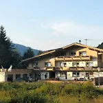 Amadeus Zillertal Tirol Отель *